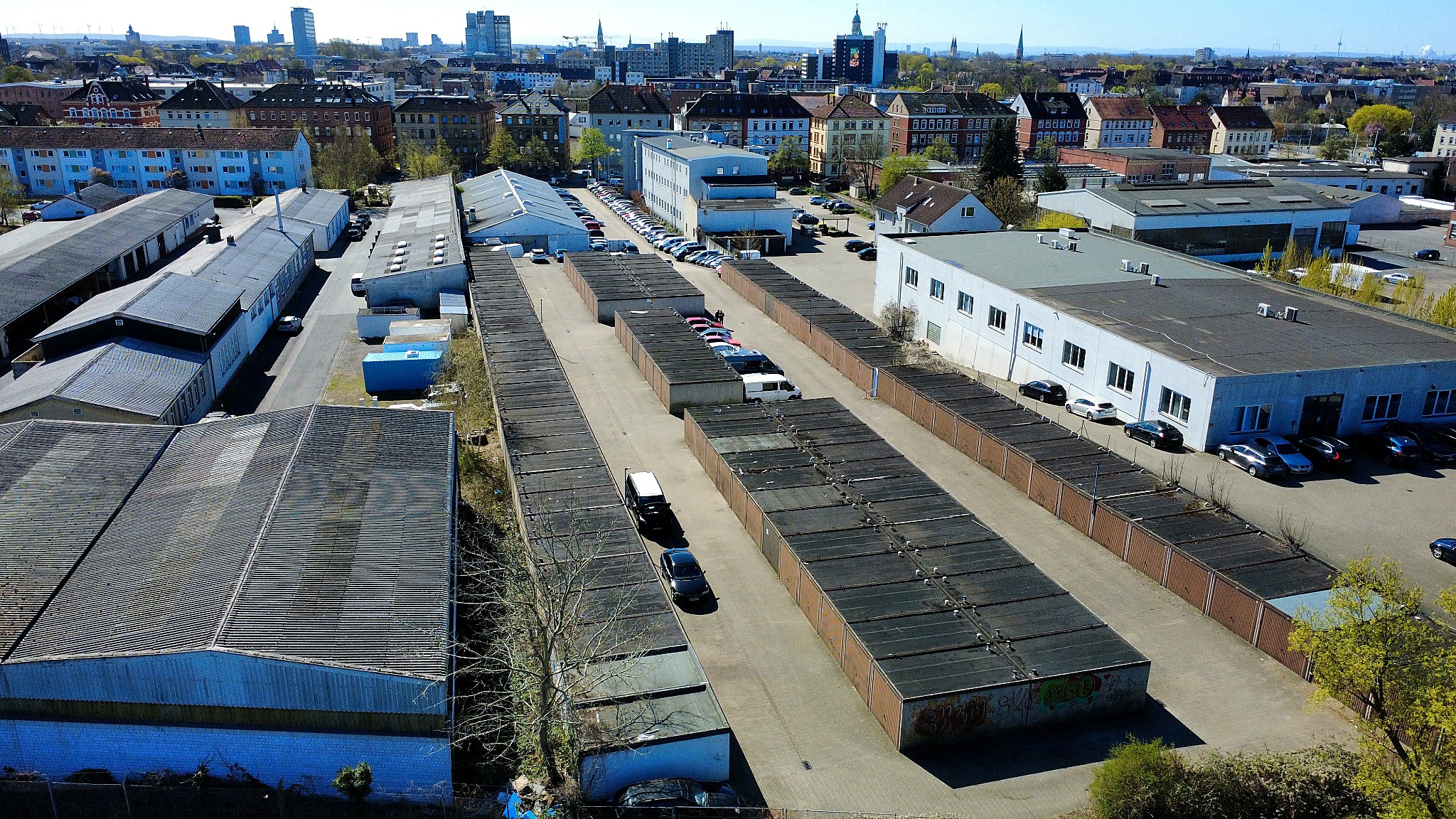 Luftbild des Garagenhofs mit Garagenreihen und Stadtblick